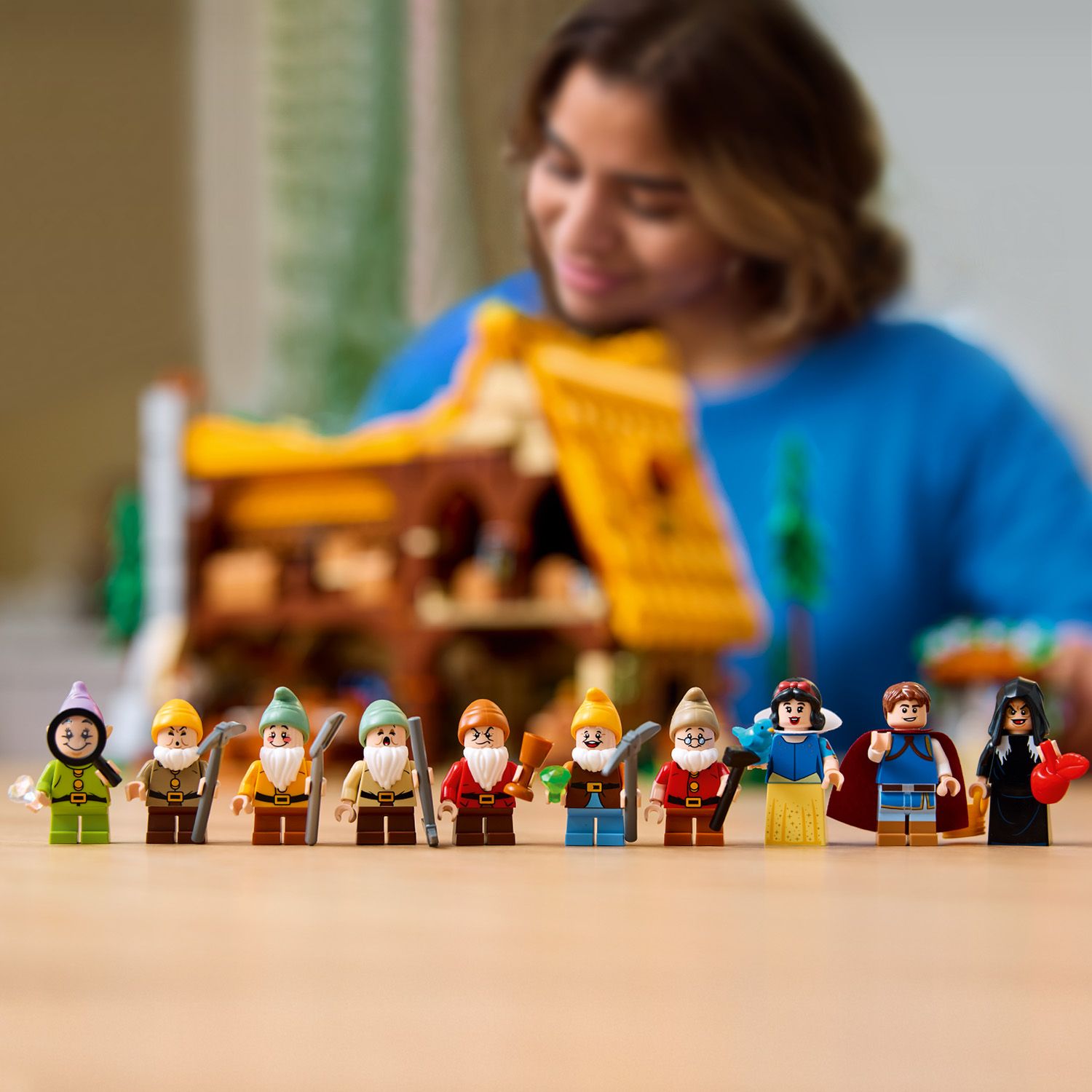 Fedezd fel a varázslatot a LEGO® Disney Hófehérke és a hét törpe házikója készlettel