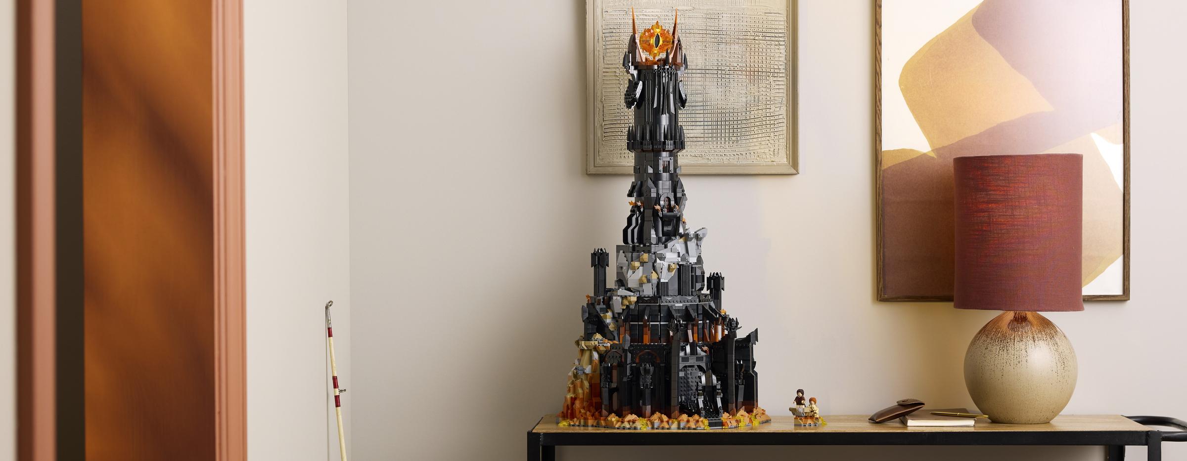 Éld át újra a LEGO® Icons A Gyűrűk Ura fenséges tornyának az építésének élményét!