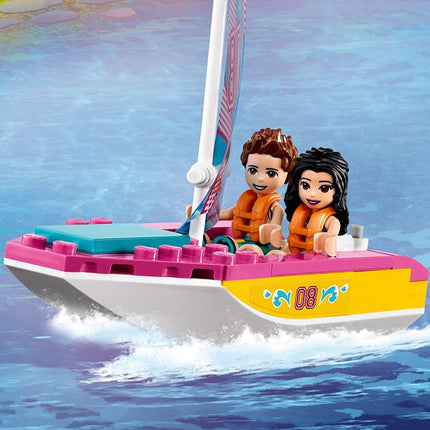 LEGO® Friends - Erdei lakóautó és vitorlás (41681)